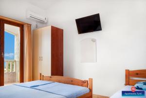 Televízia a/alebo spoločenská miestnosť v ubytovaní Apartments Turić