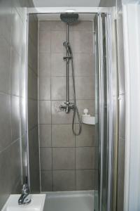 La salle de bains est pourvue d'une douche et d'un lavabo. dans l'établissement Wilmington Lodge Dartford London, à Kent