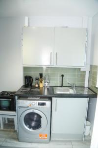 Kitchen o kitchenette sa Wilmington Lodge Dartford London