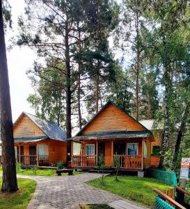 eine Blockhütte inmitten eines Waldes in der Unterkunft Hotel Complex Okolitsa in Uznezya