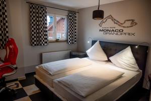 Säng eller sängar i ett rum på Motorworld Inn