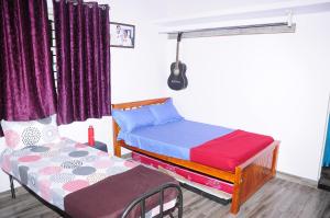 - une chambre avec un lit et une table avec un lit dans l'établissement The Pinto Cottage, à Hassan