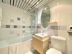 La salle de bains est pourvue de toilettes, d'un lavabo et d'un miroir. dans l'établissement Hotel De Fierlant, à Bruxelles