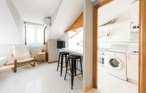 a kitchen and living room with a washer and dryer at El Tribunal de Barceló in Madrid