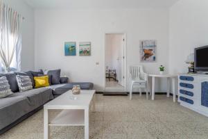 ein Wohnzimmer mit einem Sofa und einem Tisch in der Unterkunft El Graciosero in Caleta de Sebo