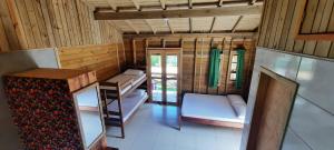 um pequeno quarto com duas camas e uma mesa em Canto da Aracuã na Praia do Rosa