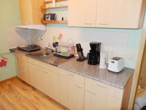 eine Küche mit Spüle und Arbeitsplatte in der Unterkunft Ferienwohnung Seestern Ückeritz in Ückeritz