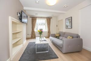 un soggiorno con un divano e un tavolo di Hatch Street St Stephen's Green Apartments a Dublino