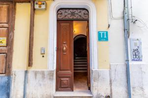 una porta in legno che conduce a un edificio con scale di Holiday Palma Apartments - TI a Palma de Mallorca