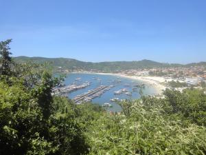 カボ・フリオにあるApartamento Vivi James Cabo Frioの海上のボートが乗るビーチの景色