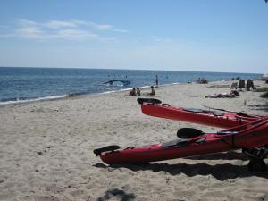 a beach with a red kayak on the sand at Hummingen Camping hus 1 in Dannemare