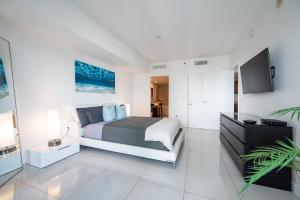 a bedroom with a bed and a flat screen tv at ICON BRICKELL-29th FLOOR OCEAN VIEWS-FREE SPA in Miami +31 photos