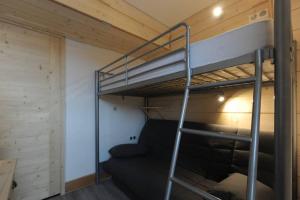 Palanda nebo palandy na pokoji v ubytování Bel appartement 25m2 exposé plein sud