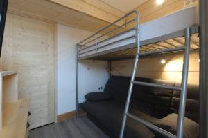 Palanda nebo palandy na pokoji v ubytování Bel appartement 25m2 exposé plein sud