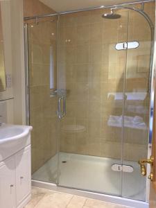 A bathroom at Glen Nevis Holidays 