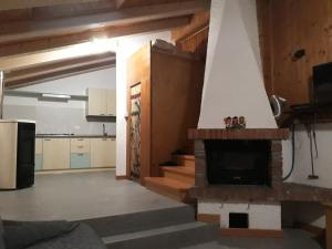 ein Wohnzimmer mit Kamin in einem Haus in der Unterkunft La quiete di Tregiovo - CIPAT 22253-AT-34903 in Revò