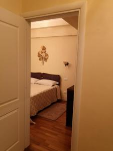 1 dormitorio con 1 cama con una flor en la pared en AKIRE, en Roma