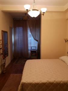 - une chambre avec un grand lit et une fenêtre dans l'établissement AKIRE, à Rome