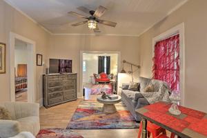 Thomasville Cottage Near The Big Oak and Downtown! في توماسفيل: غرفة معيشة مع أريكة وطاولة