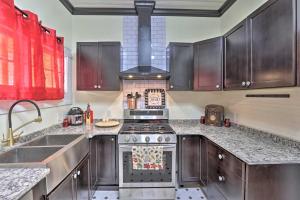 una cocina con electrodomésticos de acero inoxidable y armarios de madera en Thomasville Cottage Near The Big Oak and Downtown!, en Thomasville