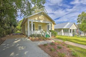 Casa amarilla con porche y entrada en Thomasville Cottage Near The Big Oak and Downtown!, en Thomasville