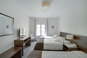 Cama o camas de una habitación en Hotel Madrid de Sevilla