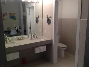 W łazience znajduje się umywalka, toaleta i lustro. w obiekcie Century Casino & Hotel Cripple Creek w mieście Cripple Creek