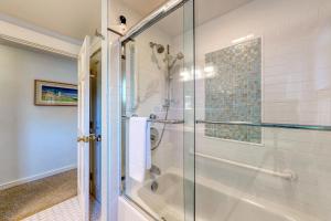 baño con ducha y puerta de cristal en Mermaid House, en Biddeford