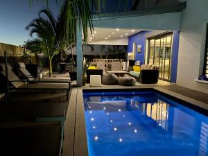 a swimming pool in the middle of a house at Chambres d'hôtes CASA COSY in Les Avirons