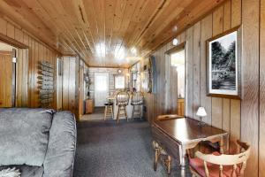 ein Wohnzimmer mit einem Sofa und einem Tisch in der Unterkunft Catfish Cottage A in Eagle River