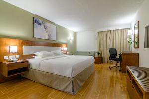 Postel nebo postele na pokoji v ubytování Dhafra Beach Hotel