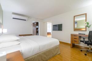 Postel nebo postele na pokoji v ubytování Dhafra Beach Hotel