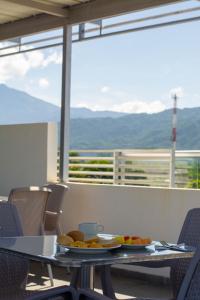 Una mesa con dos platos de comida encima. en Hotel Zamay Gaira, en Santa Marta