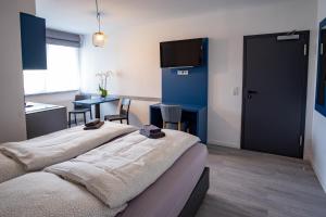 Hotel A24 bei Hamburg tesisinde bir odada yatak veya yataklar