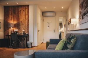 TWO TIMEZ - Boutique Hotel - with AC的休息区