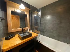 un baño con lavabo y bañera en Appartement de Standing - ARC 1950 - 4 - 6 à 12 personnes, en Arc 1950 28 fotos más