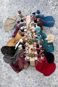 un gruppo di persone seduti intorno a un tavolo con cibo di Castello Di Giomici a Valfabbrica