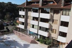 una vista aérea de un gran edificio de apartamentos en Apartamento charmoso com piscina, en Gramado