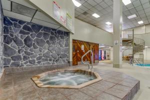eine Whirlpool-Badewanne in der Mitte eines Gebäudes in der Unterkunft Pinnacle in Beech Mountain