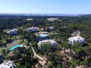 an aerial view of the resort condos and a lake at Aptos. Green Park in Punta del Este
