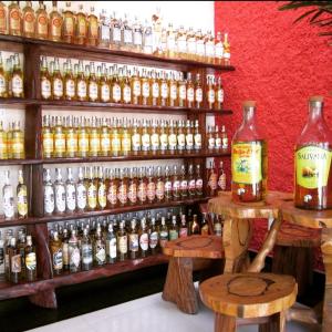 uma exposição de garrafas de álcool num bar em Hotel Valley Hills em Salinas