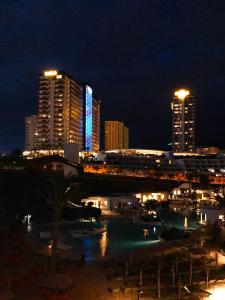 Výhľad na mesto Adeje alebo výhľad na mesto priamo z apartmánu