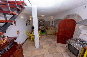 Kuchyň nebo kuchyňský kout v ubytování Kuca Kata - Property Nono