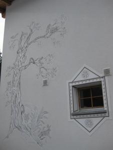 een tekening van een boom aan de zijkant van een gebouw bij Casa Zupada/Wegmüller in Lenzerheide