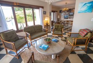 uma sala de estar com cadeiras e uma mesa em Casa Camaron em Mar del Plata