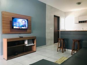 a living room with a flat screen tv on a wall at Aconchego na Capital do Forró - Térreo in Caruaru