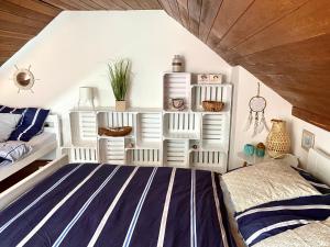 sypialnia z białymi półkami i łóżkiem w obiekcie Family house KAŠTELA HOME between Split and Trogir w mieście Kaštela