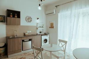 cocina con mesa, fregadero y lavadora en SoStanza - Rooms in Catania, en Catania