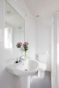 een witte badkamer met een wastafel en een toilet bij Hotel Madrid de Sevilla by SHS in Sevilla +32 foto's