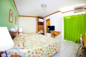 Televisyen dan/atau pusat hiburan di Golden Dolphin Grand Hotel Oficial